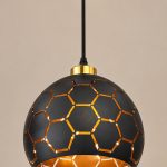 Lámpara Colgante Industrial Negra y Dorada con Calado Hexagonal